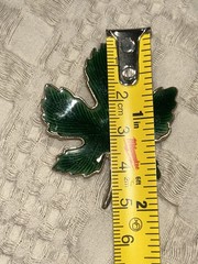 Vintage Maple Leaf Basse-taille Green Enamel Gold Tone Brooch 1950’s