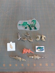 VINTAGE ALLIGATOR CROCODILE Reptile JEWELRY Parts Lot Gold Tone Pins UF Sticker