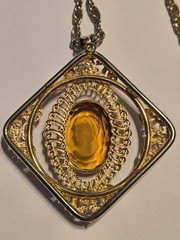 Vintage Mid-Century Amber Glass Cameo Large 2.75″ Pendant Gold 23″ Rope Chain