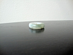 VINTAGE 1970s HONG KONG HANDMADE MOTTLE LIGHT GREEN JADE 2MM X 6MM BAND SZ 11.25