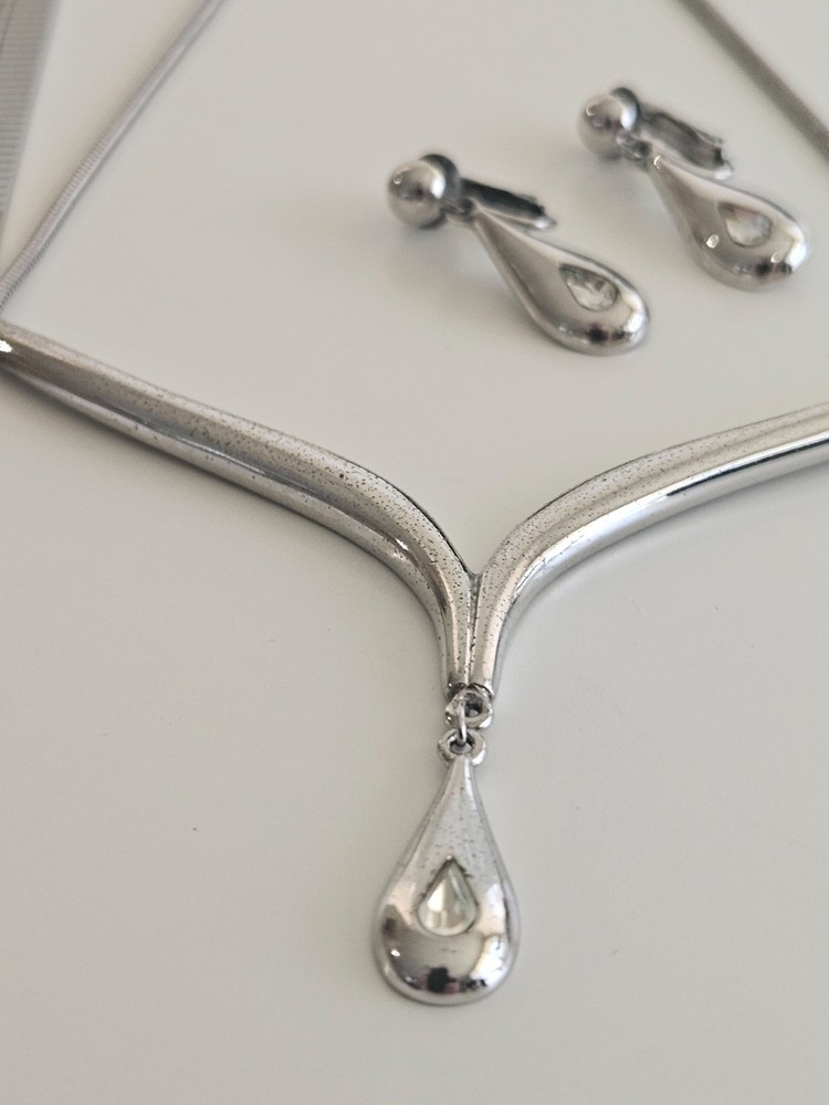 silver-toned V-shaped collar necklace teardrop pendant matching teardrop…