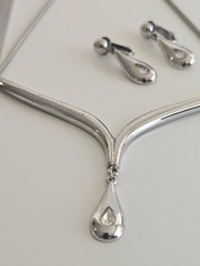 silver-toned V-shaped collar necklace teardrop pendant matching teardrop…