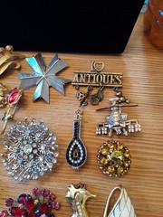 Huge Lot Of Vintage Booch/ Pins Trifari Lisner Roman Jj Avon Gerrys Rafaelian