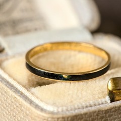SUPERB ANTIQUE ENGLISH 18K GOLD BLACK ENAMEL MINIMAL MOURNING BAND RING 1870