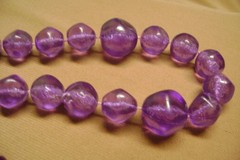 VINTAGE PURPLE LUCITE MULTIPLE SIZE BEADED OVER THE HEAD 36″ LENTH NECKLACE