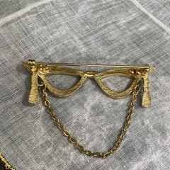Avon Vintage Gold Tone Clear Rhinestone Cat’s Eye Glasses Brooch Pin SS-14