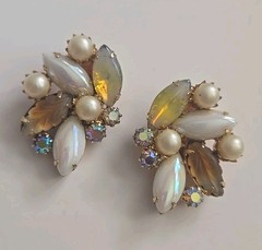 Vtg KRAMER FROSTED AB RHINESTONE FAUX PEARL CLUSTER CLI P EARRINGS