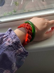Lot Of 4 Vintage Green Leaf & Marbled Red Daisy Carved Bakelite Bangle Bracelets