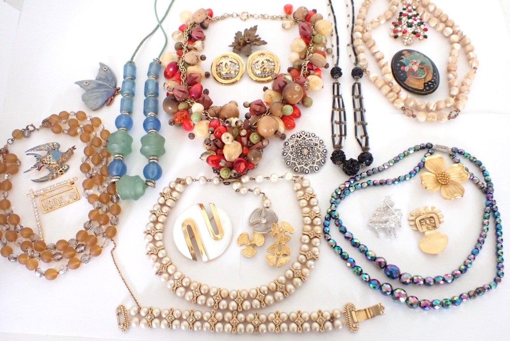 Vintage Jewelry Lot 21 Pc Necklaces Brooches Earrings Trifari Deco MOP Glass