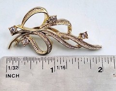 VTG GERRY’S Signed Gold Plated Ribbon Leaf Brooch Pin Openwork Clear CZ Crystals