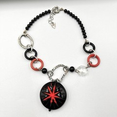 VTG Retro Bold Red & Black Beaded Geometric Pendant Necklace – Silver Tone Arty