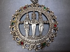 VINTAGE EGYPTIAN REVIVAL EGYPTO MEDALLION AGED SILVER TONE NECKLACE JEWELRY