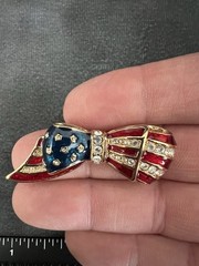 Carolee Flag Brooch Pin Rhinestone Enamel Patriotic Bow Gold Tone New With Tag