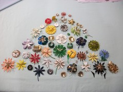 ViNTaGE 44 PiEcE MeTaL ENaMeL FLoWeR (33 PiN/10 ER/1 RiNg) LoT/CoLLecTiOn *READ*