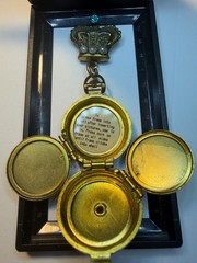 Coro Locket Brooch with Crown Head and 4 Picture Capacity – Good Vintage Cond.