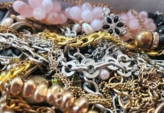 BEAUTIFUL VINTAGE JEWELRY LOT 2LBS #1 (U Get What U C In Pics:)