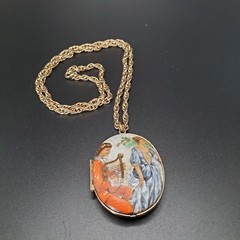 Victorian Style Enamel And Goldtoned Vintage Locket/Pendant Necklace. 24″ Chain