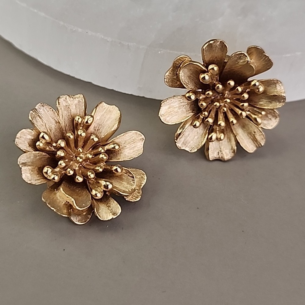 Vintage Trifari Clip On Flower Earrings Brushed Gold Tone 1″