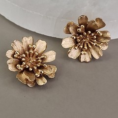 Vintage Trifari Clip On Flower Earrings Brushed Gold Tone 1″