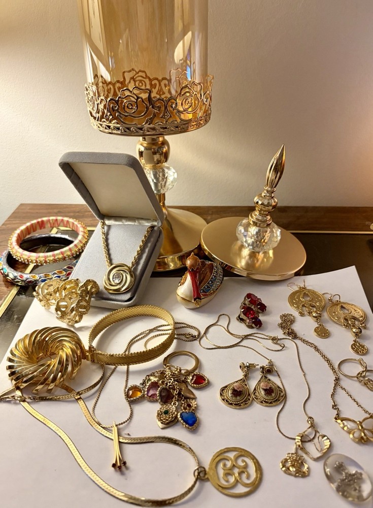 Elegant Vintage Goldtone Jewelry In Art Deco design Container