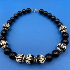 vintage NECKLACE 1970s 1980s chunky black white beads lightweight 20″ Statement