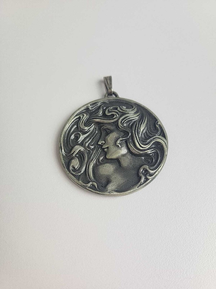 Art Nouveau Style Woman’s Head Flowing Hair Pendant 1.75″