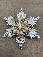 Estate KC Signed White Silvertone SNOWFLAKE w Aurora Borealis Rhinestone on Poin