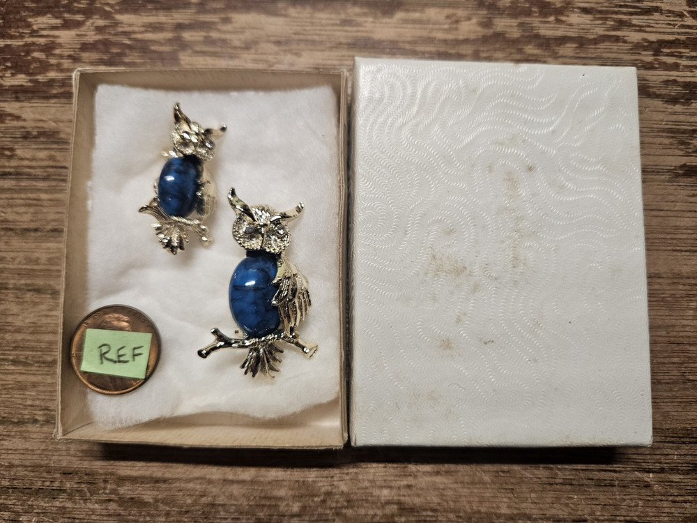 A Pair of (2) Vintage Owl Brooch Blue Gold Toned Pins