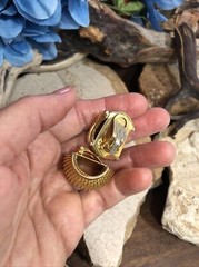 Vintage I.N.A.R Gold tone Ribbed Scalloped Clip on Earrings 15.3g, 1 1/8″ Italy