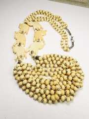 Necklace Tribal Native African Elephants Resin Beaded 16″ Lovely Vintage C4744