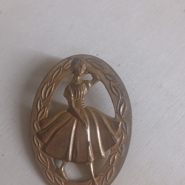 Vintage Oval singer teenage dressmaker Silhouette Gold Tone brooch