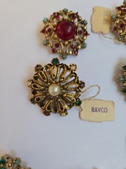 LOT OF 7 VINTAGE Early 60’S GOLD TONE & CABOCHON PINS BROOCHES