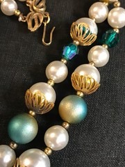 1950s-60s DEAUVILLE Faux Pearl Blue Accent Gold Tone Metal Beaded Necklace w/Tag