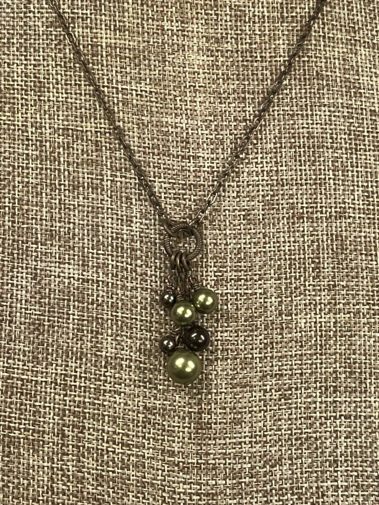 VINTAGE ANTIQUED BRASS FAUX GREY & GREEN PEARL NECKLACE 17.75-19.25”