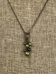 VINTAGE ANTIQUED BRASS FAUX GREY & GREEN PEARL NECKLACE 17.75-19.25”