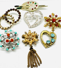 Exceptional Vtg Lot 7 Rhinestone Faux Pearl Brooches, Liz Claiborne Heart Etc.