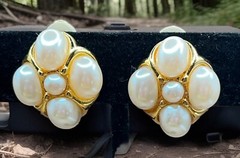 VINTAGE GOLD TONE METAL FAUX PEARL CLIP ON EARRINGS 1” Z01