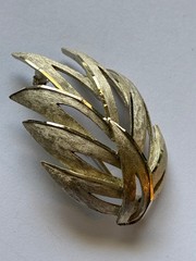 Vintage BSK Matte Gold Tone Large Textured Leaf Brooch Pin – 2.5 inches