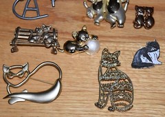 Lot of 8 VTG Cat Pins Brooch Brushed Gold Tone Silver Tone AJC TWC LR Tabby