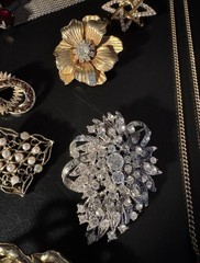 17 Piece Modern Jewelry Lot Gold/Silver Tone Brooches Necklaces Bracelets