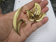 2 Vintage Signed Crown Trifari Gold Brush Brooch Pins Excellent!