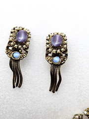 VINTAGE ANTIQUE GOLD TONE KARU BEAD CABOCHON FAUX PEARL TASSEL CLIP ON EARRINGS