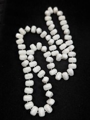 Vintage White Lucite Nugget Beaded Statement Neckalce Mod 26 in Rockabilly
