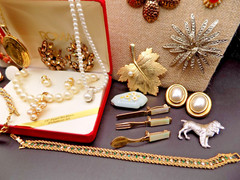 VINTAGE JEWELRY LOT Many Signed Necklaces Brooches Earrings & Bracelets (L2)