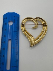 VINTAGE GOLD TONE SCULPTURAL OPEN HEART BROOCH