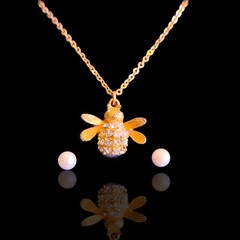 Vtg Gold Tone 18in Crystal Rhinestone Bee Necklace With Imitation Pearl Studs