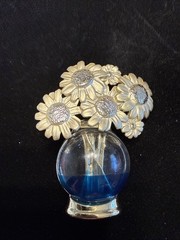 VINTAGE AJC AMERICAN JEWELRY CHAIN DAISY FLOWER BOUQUET VASE BROOCH 2.25″
