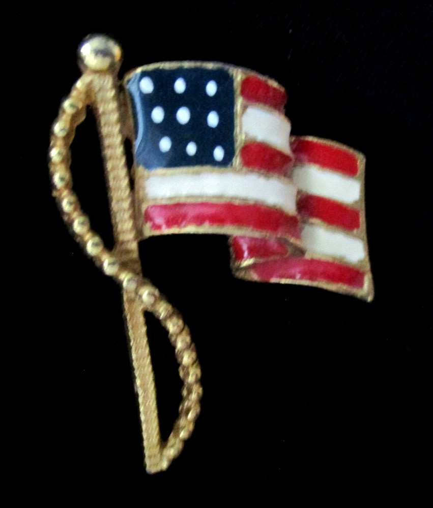 VINTAGE 1 3/4″ GOLD TONE ENAMEL WAVING AMERICAN FLAG PIN/BROOCH