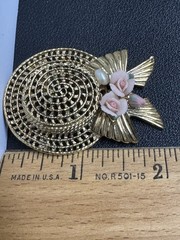 Gold Tone Textured Straw Garden Hat Pink Roses Pearl on Bow 2″ Brooch Pin 1928
