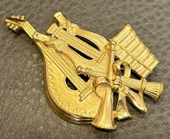 TRIFARI Large Gold Tone Music Instrument Lute Harp Horns Brooch Signed 80s – 90s